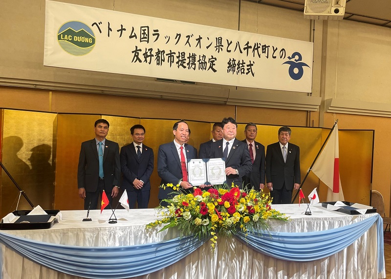 Chủ tịch UBND huyện Lạc Dương Sử Thanh Hoài (bên trái) và Thị trưởng Yachiyo ký kết Biên bản thoã thuận về quan hệ hợp tác hữu nghị.