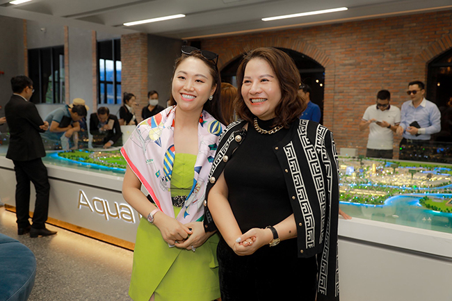 Nhà đầu tư Nguyễn Thị Hương và Cát Phương Lê đến từ Hà Nội trong chuyến tham quan dự án Aqua City mới đây.