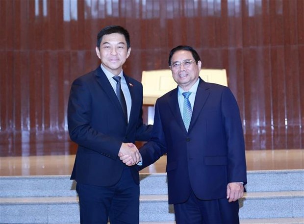 PM Pham Minh Chinh (R) and Speaker of the Singaporean Parliament Tan Chuan-Jin at their meeting in the city state on February 9 (Photo: VNA).