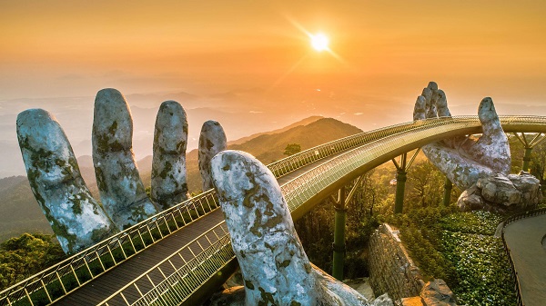 Cầu Vàng (Bà Nà Hills, Đà Nẵng) – một trong những công trình làm nên biểu tượng mới của du lịch Việt Nam.