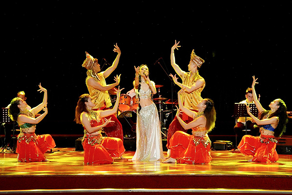 Các nghệ sĩ Đoàn Ca múa nhạc Nhà hát Trưng Vương biểu diễn báo cáo chuyên môn chiều 16/8.