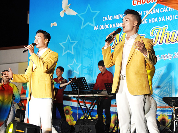 Các nghệ sĩ trẻ của Nhà hát Trưng Vương biểu diễn hết mình trong chương trình nghệ thuật "Mùa thu lịch sử". 