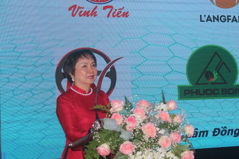 Bà Cao Thị Ngọc Dung – Phó Chủ tịch Hiệp hội Nữ doanh nhân Việt Nam (VAWE), Chủ tịch Hội Nữ doanh nhân TP Hồ Chí Minh, phát biểu chúc mừng CLB Nữ doanh nhân tỉnh Lâm Đồng.