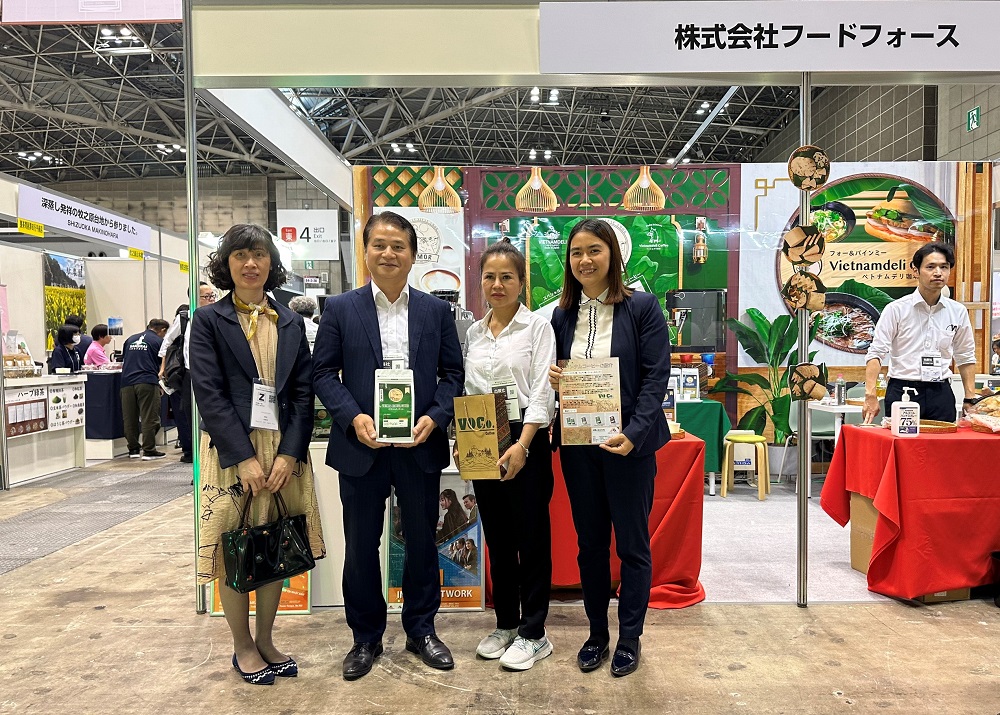 Tham tán Thương mại Tạ Đức Minh chúc mừng sự hợp tác của VOCo và Aikai Group để đưa cà phê đặc sản Lâm Đồng chinh phục gu cà phê người Nhật.