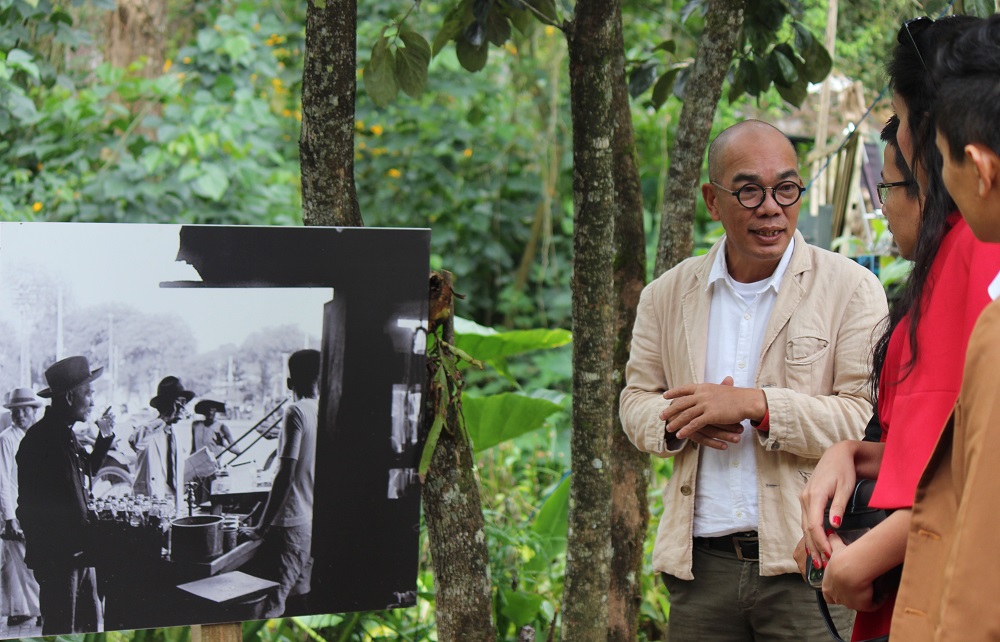 Nghệ sỹ Phan Quang giới thiệu với các đại biểu về các tác phẩm nghệ thuật trưng bày tại Cung đường nghệ thuật Đà Lạt.