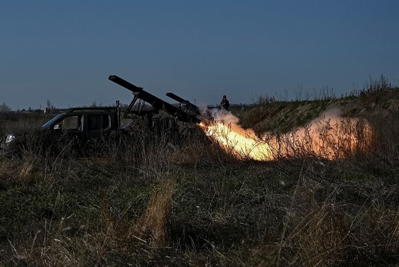 Quân đội Ukraine khai hỏa về phía Nga ở khu vực Zaporizhzhia. Ảnh: Reuters.