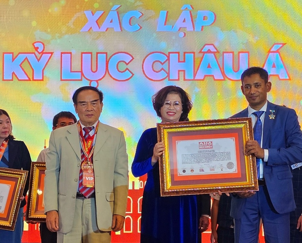 Bà Võ Thị Khiết - Phó Tổng cố vấn Tập đoàn Liên Minh – Quần thể khu du lịch PiNi, đón nhận bằng xác lập kỷ lục châu Á.