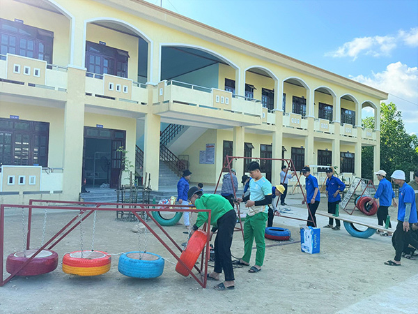 Lắp đặt khu vui chơi cho Trường phổ thông dân tộc bán trú tiểu học Nông Văn Dền.