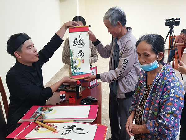 Vợ chồng bệnh nhân Nguyễn Thị Liên được tăng chữ "Bình an" để về quê đón Tết ở huyện Phú Ninh (Quảng Nam).