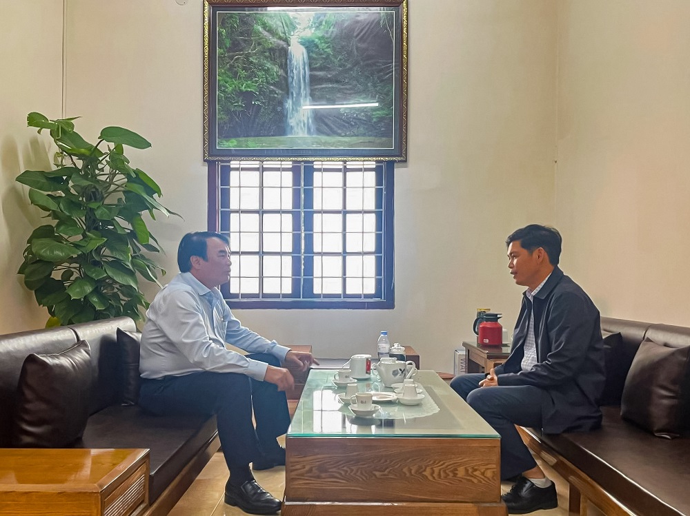Tiến sĩ Phạm S (bên trái) trao đổi với ông Đặng Quang Hà - Chủ tịch UBND huyện Kon Plông. 