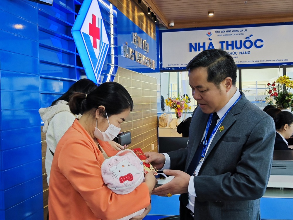 Ông Phạm Văn Học – Chủ tịch HĐTV, Tổng giám đốc Hệ thống Y tế Hùng Vương, tặng quà năm mới cho những bệnh nhân đầu tiên đến khám chữa bệnh tại Bệnh viện Hùng Vương Gia Lai.