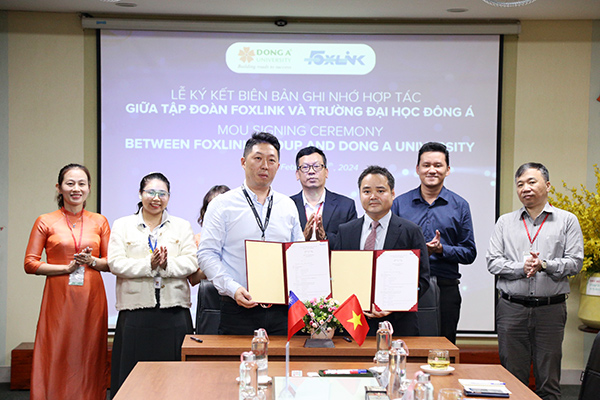 Ký kết thoả thuận hợp tác đào tạo và cung ứng nhân lực lĩnh vực công nghệ cao giữa ĐH Đông Á với Công ty TNHH điện tử Foxlink Đà Nẵng ngày 20/2.