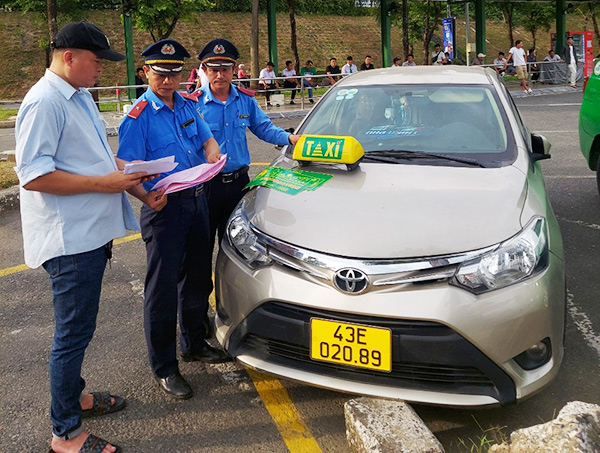 Thanh tra Sở GTVT Đà Nẵng phát hiện, xử lý xe giả mạo taxi Mai Linh.