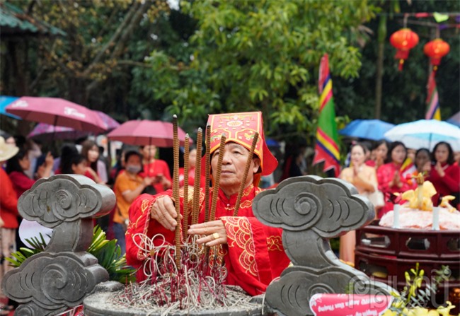 Nghi thức dâng hương lễ bái tại Lăng Văn Sơn