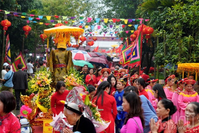 Đông đảo bà con đội mưa vào Lăng Văn Sơn thăm hương