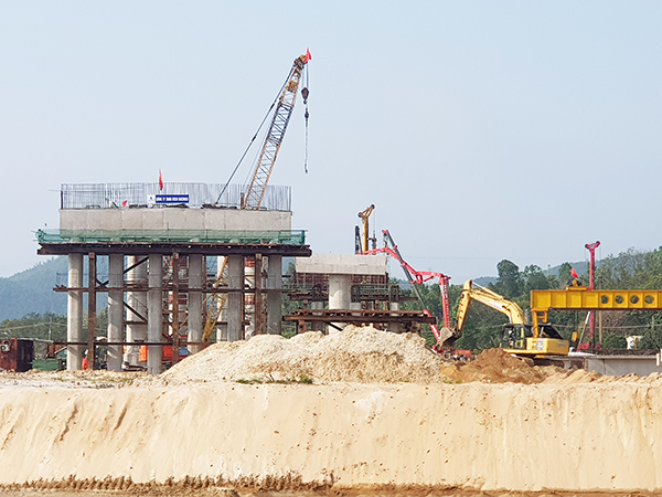 Đường ven biển nối cảng Liên Chiểu là một trong các dự án đầu tư công trên địa bàn Đà Nẵng đang triển khai thi công bảo đảm tiến độ.
