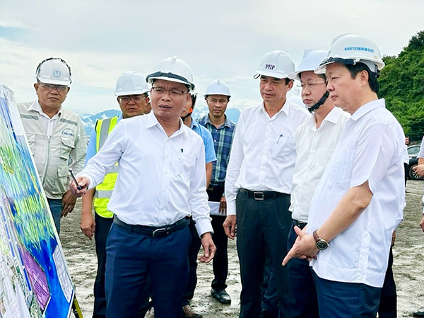 Phó Thủ tướng Trần Hồng Hà (bìa phải) kiểm tra thực tế tiến độ đầu tư xây dựng cảng Liên Chiểu ngày 11/10/2023.