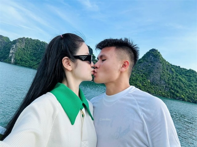 Chu Thanh Huyền tung ảnh hôn Quang Hải khiến dân tình đỏ mặt, thì ra đây là ảnh mà chàng cầu thủ từng che giấu- Ảnh 1.