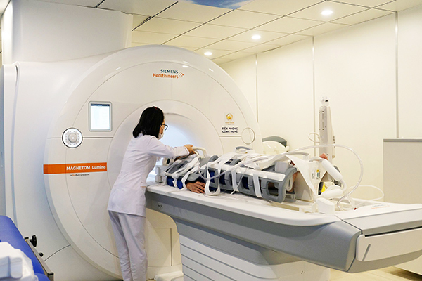 Chụp MRI toàn thân tầm soát khối u trên hệ thống máy MRI 3.0 Tesla Lumina thế hệ hiện đại nhất của hãng Siemens (Đức) tại Thiện Nhân Đà Nẵng.