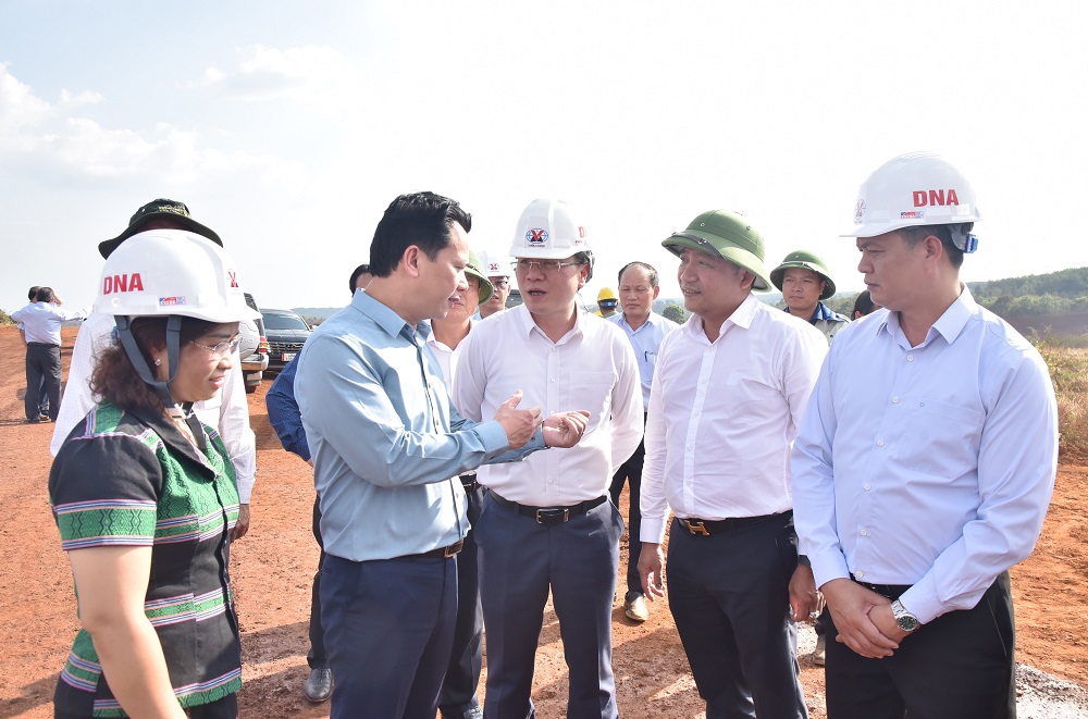 Bộ trưởng Bộ TN&MT Đặng Quốc Khánh chỉ đạo trực tiếp tại hiện trường khai thác mỏ bô xít Nhân Cơ.