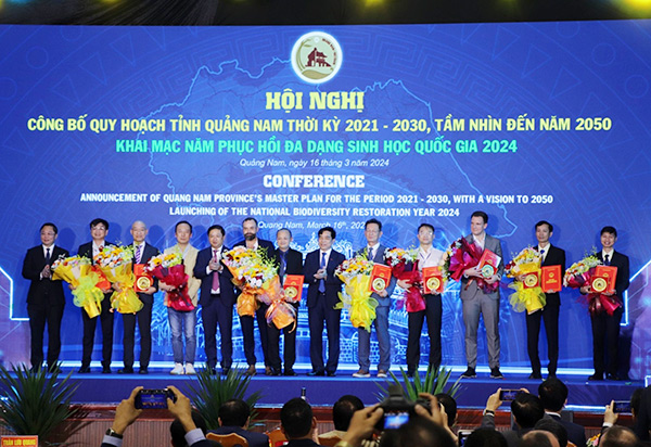 Trao chứng nhận cho các doanh nghiệp đăng ký đầu tư vào Quảng Nam.