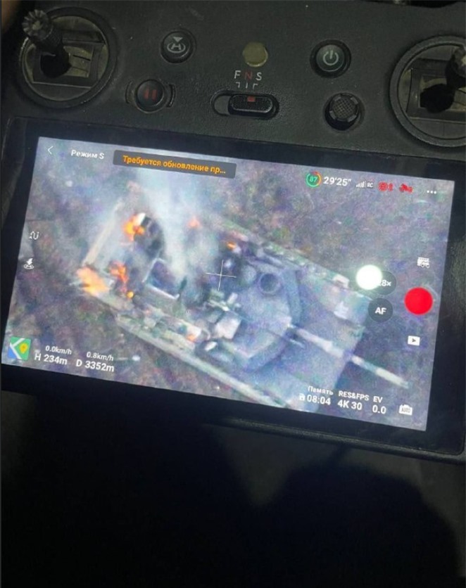 Cận cảnh chiếc xe tăng Abrams bị Nga bắn cháy. Ảnh: Telegram