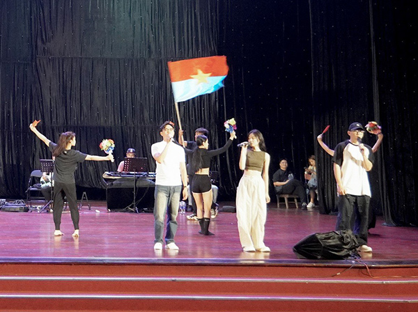 Các ca sĩ, nghệ sĩ Nhà hát Trưng Vương Đà Nẵng khẩn trương tập luyện, chuẩn bị cho chương trình "Tháng ba hoan ca".