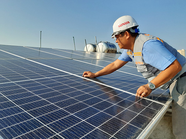 Sử dụng năng lượng mặt trời là giải pháp quan trọng giúp doanh nghiệp cắt giảm chi phí điện năng và chuyển dịch sang năng lượng xanh