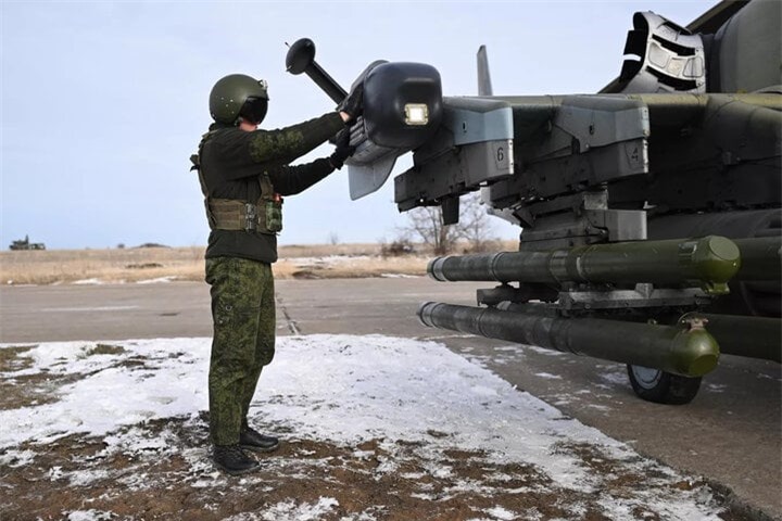 Phi công Nga kiểm tra trực thăng tấn công Ka-52 trước khi xuất kích. (Ảnh: Sputnik)