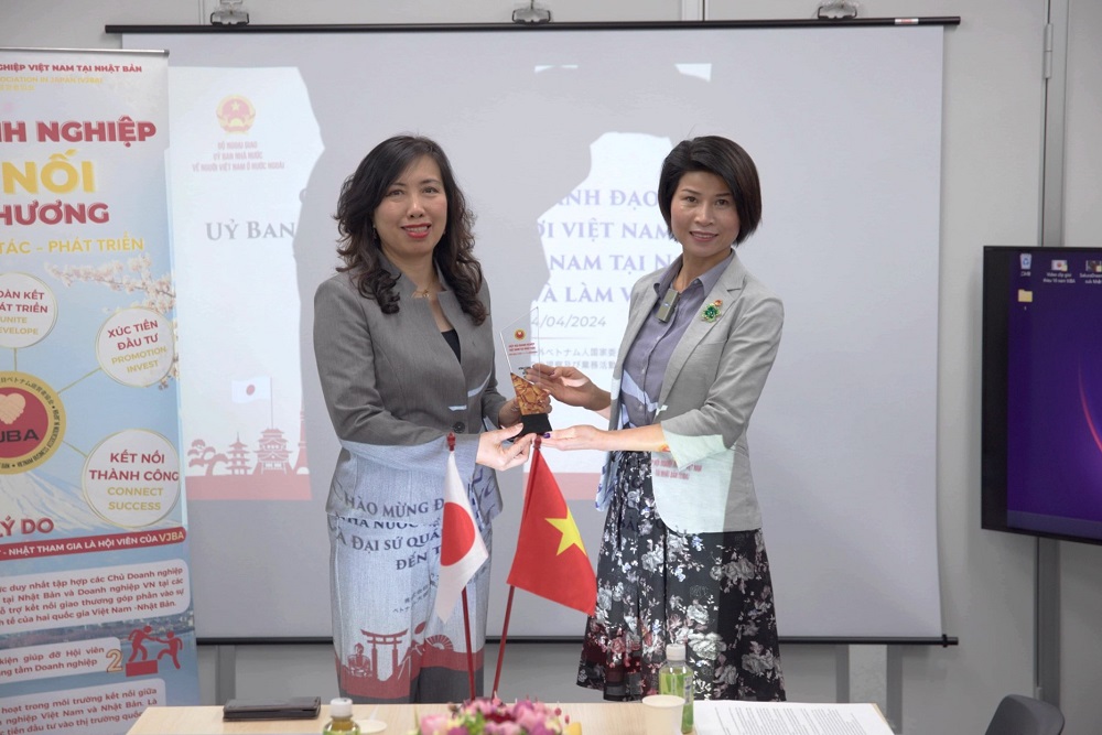 Phó chủ tịch VJBA Phạm Thị Nhung trao tặng Kỷ niệm chương của VJBA cho Thứ trưởng Lê Thị Thu Hằng