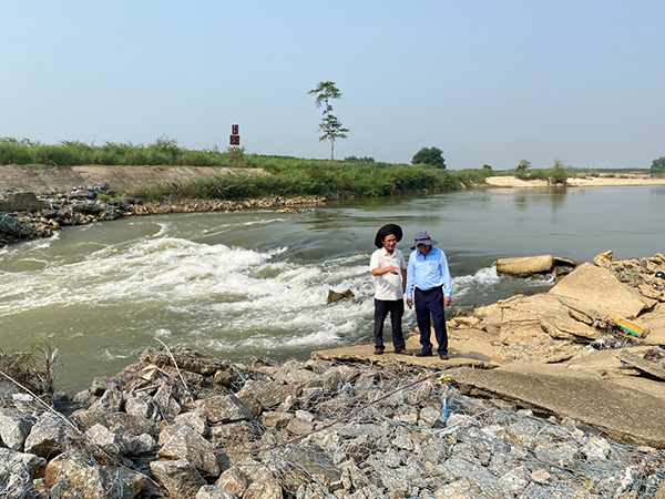 Phó Giám đốc Sở TNMT Đà Nẵng Nguyễn Hồng An (áo xanh) khảo sát thực tế địa điểm chuẩn bị đắp đập tạm trên sông Quảng Huế.