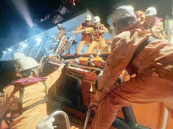Lực lượng cứu nạn hàng hải của Danang MRCC tiếp nhận nạn nhân từ tàu ASTERIS.