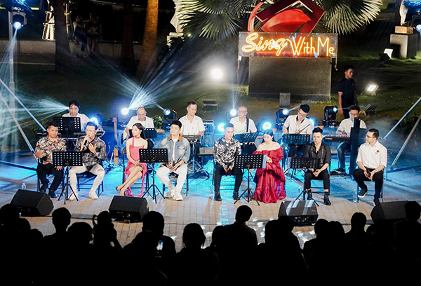 Các nghệ sĩ Nhà hát Trưng Vương Đà Nẵng thực hiện đêm nhạc “Sing With Me” số 10. 