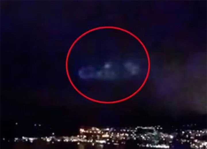 UFO hình đĩa khổng lồ lơ lửng trên hồ nổi tiếng ở Thụy Sĩ. (Ảnh: Google)