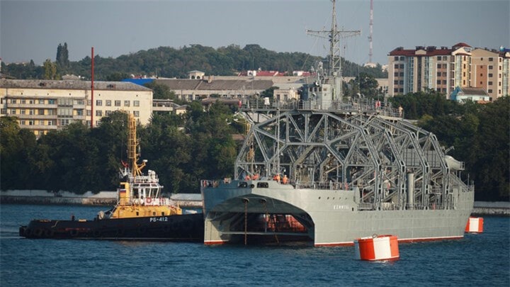 Tàu cứu hộ Kommuna - tàu chiến lâu đời nhất thế giới có trong biên chế hải quân Nga. (Ảnh: TASS)