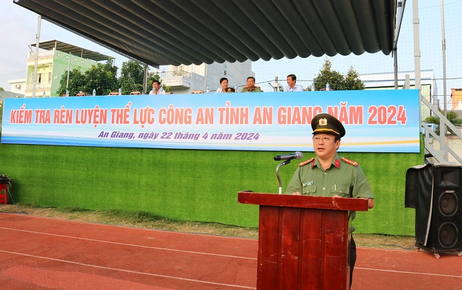 Đại tá Lâm Phước Nguyên phát biểu tại buổi lễ.