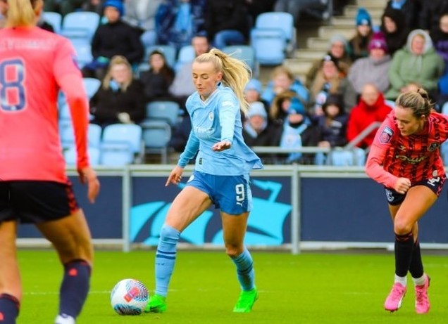 Kelly đang có 8 bàn mùa này và cô hy vọng đưa Man City tới chức vô địch Women's Super League.