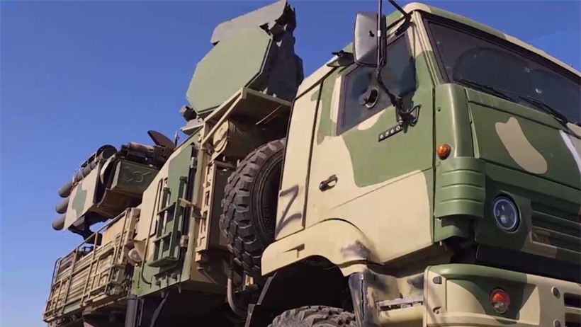 Hệ thống Pantsir-S1E với màu sơn ngụy trang dành cho Iraq phục vụ trong Quân đội Nga.