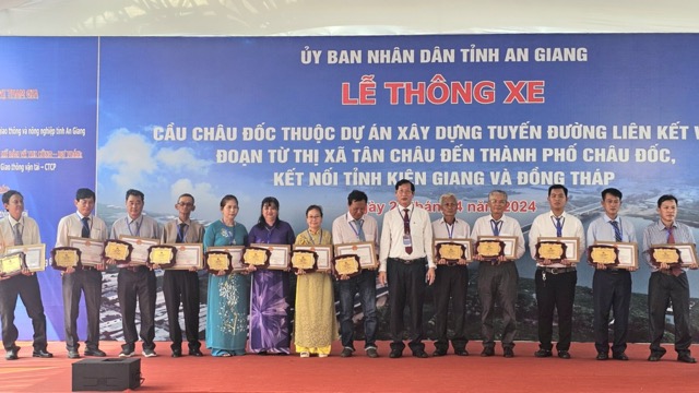 UBND tỉnh An Giang tặng bằng khen cho những hộ dân đóng góp lớn cho việc xây dựng cầu Châu Đốc.