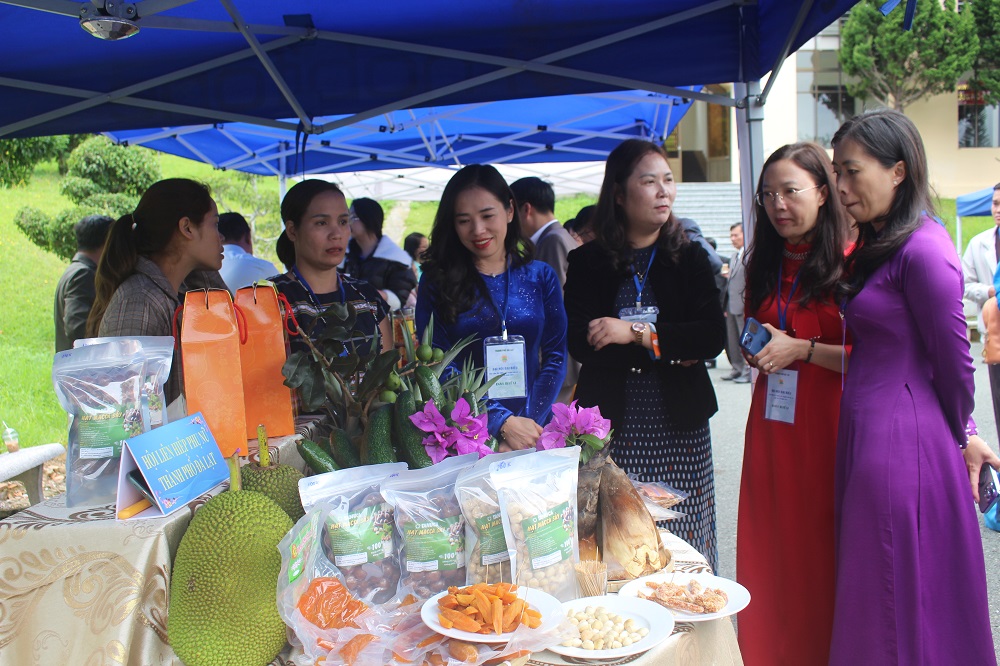 Gian hàng các sản phẩm đặc trưng của Hội Liên hiệp phụ nữ TP Đà Lạt. 