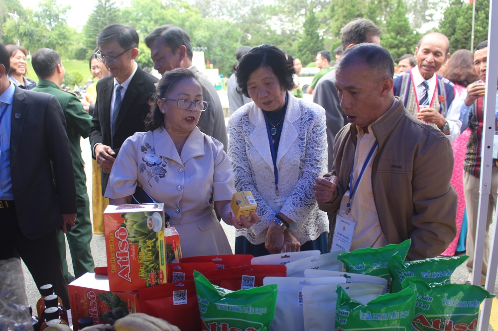 Các sản phẩm có nguồn gốc hữu cơ, hỗ trợ sức khoẻ của Công ty Nông sản Hiếu Linh thu sự quan tâm.