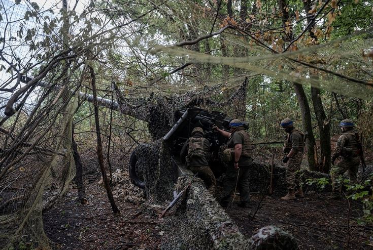 Binh lính Ukraine chuẩn bị khai hỏa lựu pháo về phía quân đội Nga ở làng Lyptsi. Ảnh: Reuters