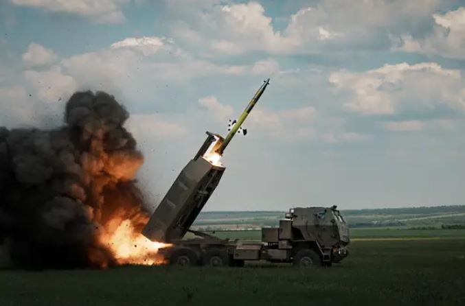 Ukraine khai hỏa hệ thống HIMARS ở Bakhmut, Donetsk, ngày 18/5/2023. Ảnh: Getty