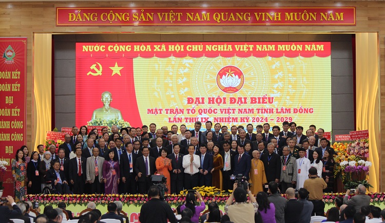 Lãnh đạo Uỷ ban trung ương MTTQ Việt Nam và tỉnh lâm Đồng chúc mừng 99 Uỷ viên Uỷ Ban MTTQ Việt Nam tỉnh Lâm Đồng nhiệm kỳ 2024 - 2029.