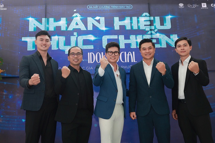 5 chuyên gia: CEO Cao Hùng Thuận, Voice talent Hiếu Lê, đạo diễn Jos Tuấn Dũng, Leo Võ Thái Lâm và nhà báo Quang Nam ra mắt chương trình đào tạo “Nhân hiệu thực chiến - Idol Social”.