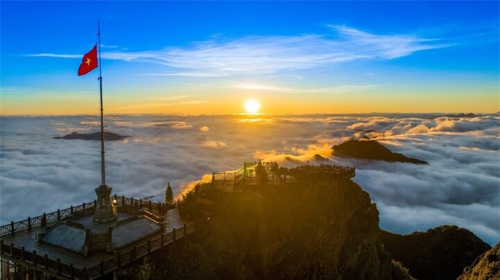 Lá cờ Tổ Quốc tung bay trên đỉnh núi cao nhất Đông Dương.