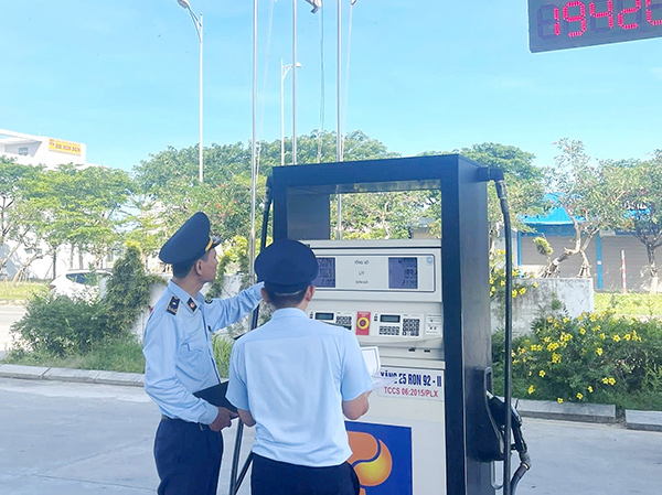 Lực lượng QLTT Đà Nẵng tăng cường kiểm tra hoạt động kinh doanh xăng dầu trên địa bàn TP.