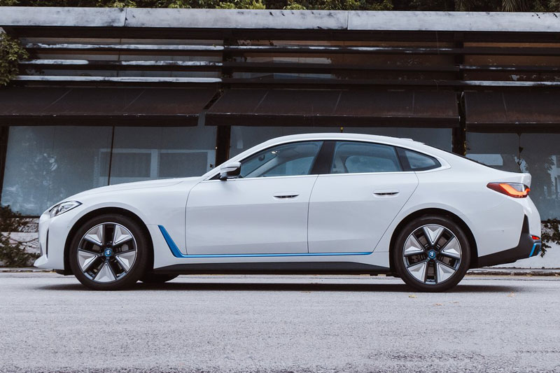 BMW i4.