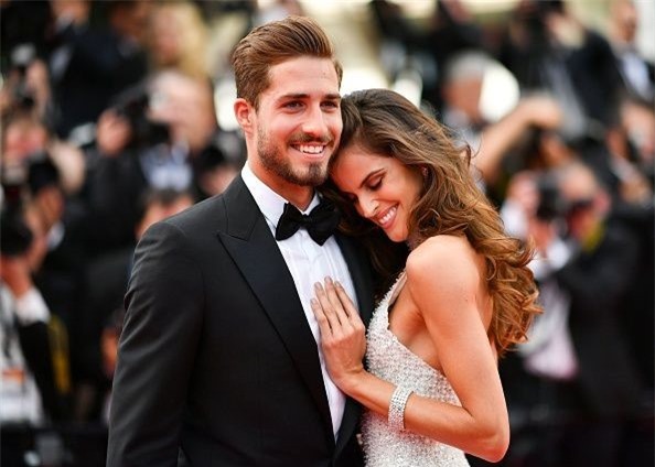 Thiên thần Victoria's Secret đính hôn với thủ môn tuyển Đức