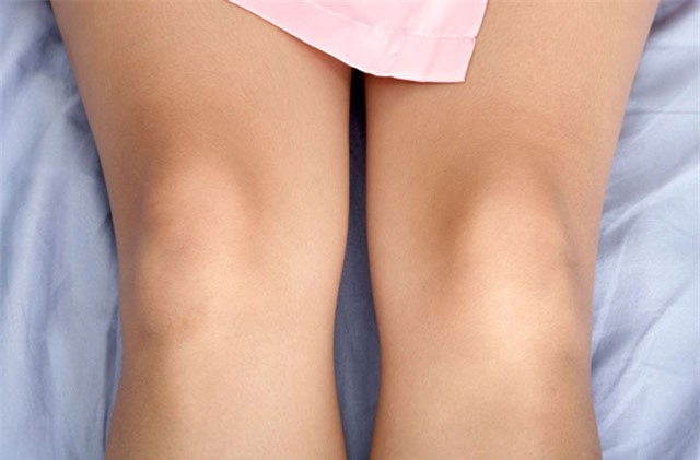 Mẹo làm trắng đầu gối thâm đen từ nguyên liệu rẻ tiền